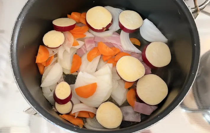 カットした具材を炒めている画像（撮影：エニママ）
