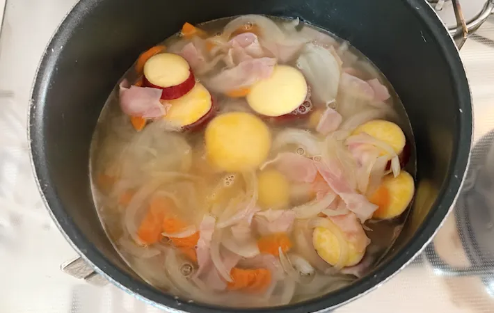水を加えて具材を煮ている画像（撮影：エニママ）