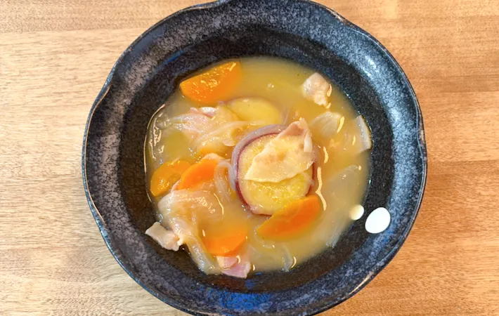 器に盛りつけた「さつまいものスープ野菜」の画像（撮影：エニママ）