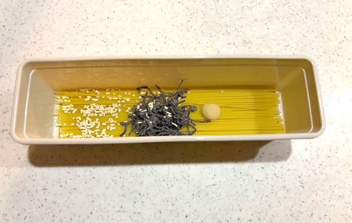 パスタに調味料を入れた画像（撮影：エニママ）