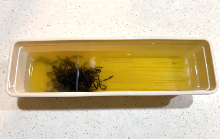 パスタに調味料・水を入れた画像（撮影：エニママ）