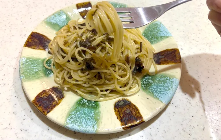 パスタをフォークで持ち上げている画像（撮影：エニママ）