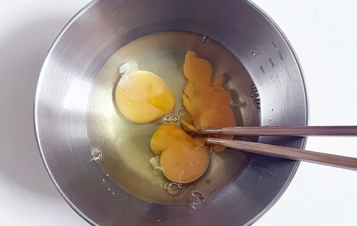 卵を混ぜる画像（撮影：エニママ）