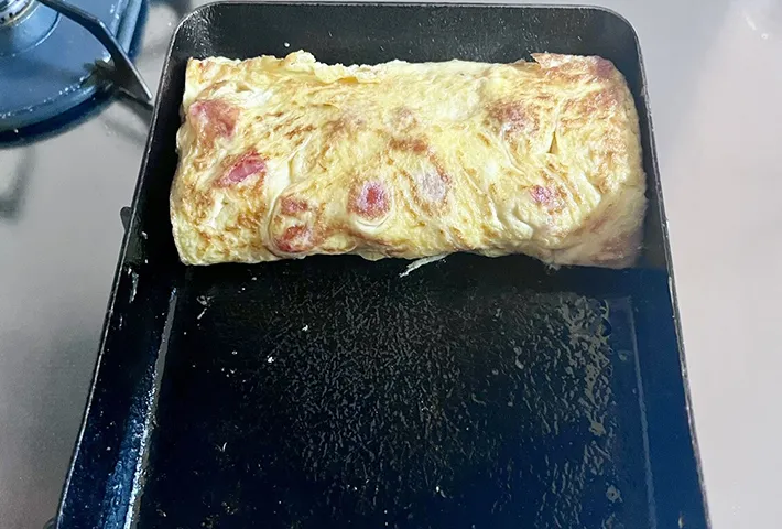 玉子焼き器で巻いていく画像（撮影：エニママ）