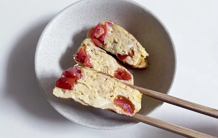 玉子焼きを箸で持ち上げる画像（撮影：エニママ）