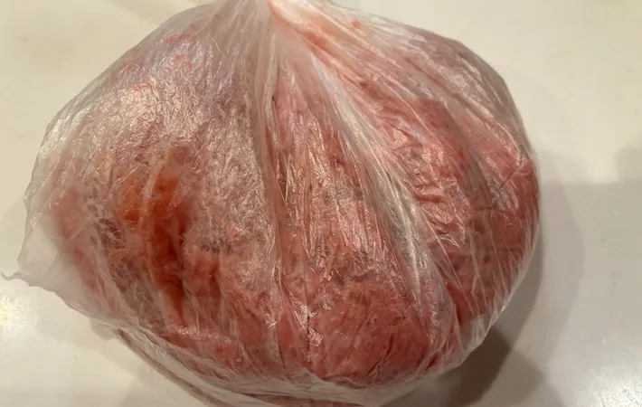 ポリ袋に合挽肉、塩、コショウ、玉ねぎ、パン粉、マヨネーズを加えて混ぜた画像（撮影：エニママ）