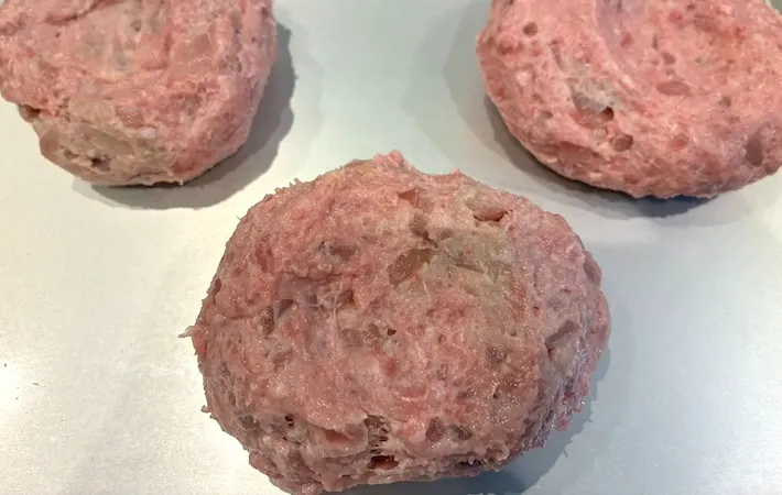 成形したハンバーグの画像（撮影：エニママ）