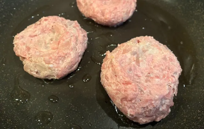 フライパンにハンバーグを並べた画像（撮影：エニママ）