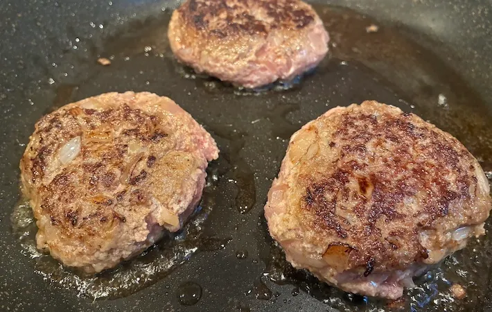 ハンバーグをフライパンで焼いている画像（撮影：エニママ）