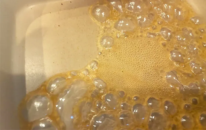 フライパンに砂糖と水を入れて加熱している画像（撮影:エニママ）