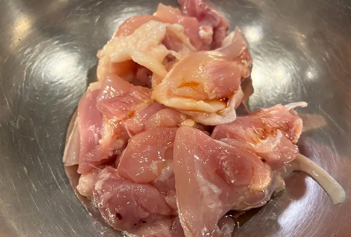 鶏肉に下味をつける画像（撮影：エニママ）