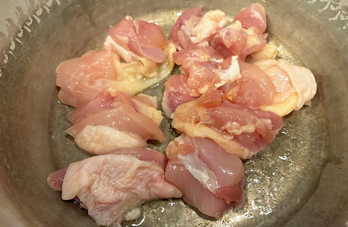 鶏肉を焼く画像（撮影：エニママ）