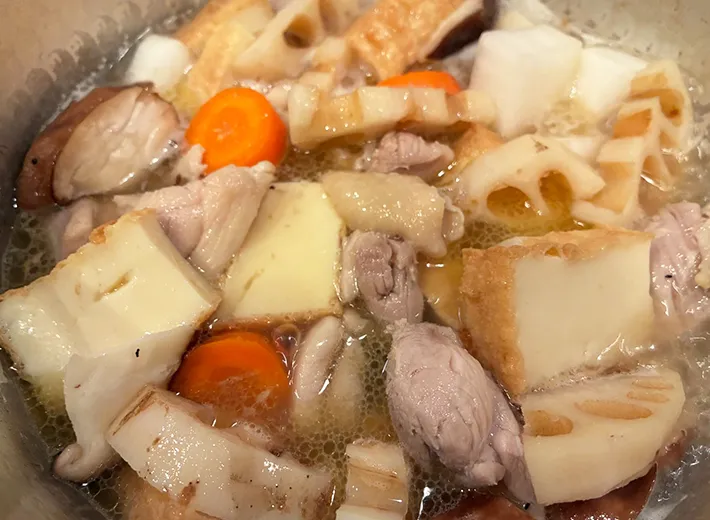 水とほんだしを加えて煮る画像（撮影：エニママ）