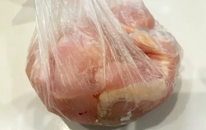鶏むね肉に下味をつけている画像（撮影：エニママ）