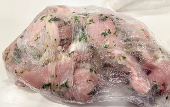 鶏むね肉に青のりをまぶしている画像（撮影：エニママ）