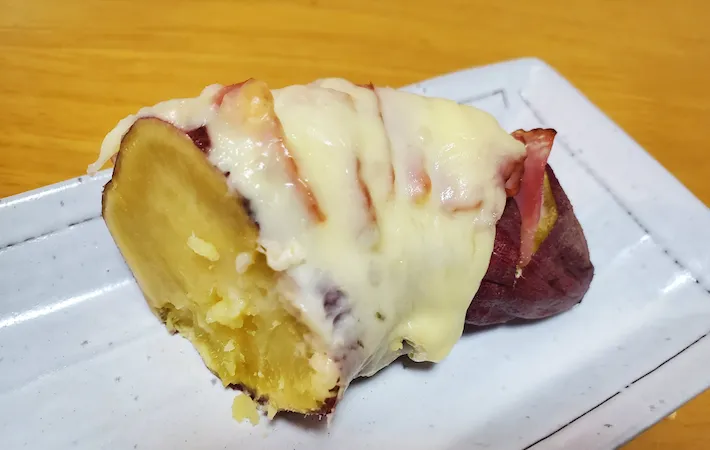 器に盛りつけた「ハッセルバックさつまいも」の画像（撮影：エニママ）