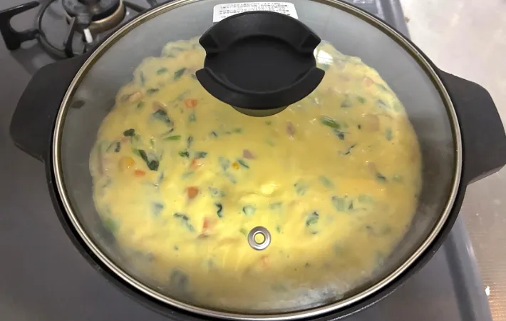 フタをして弱火で加熱している画像（撮影：エニママ）