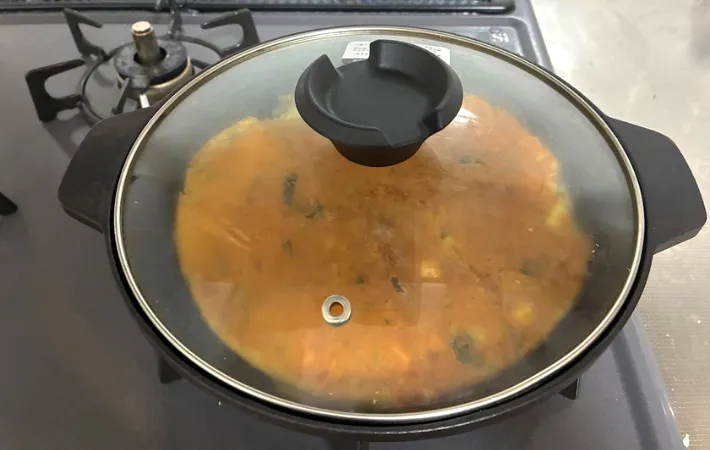 フタをして裏面を焼いている画像（撮影：エニママ）
