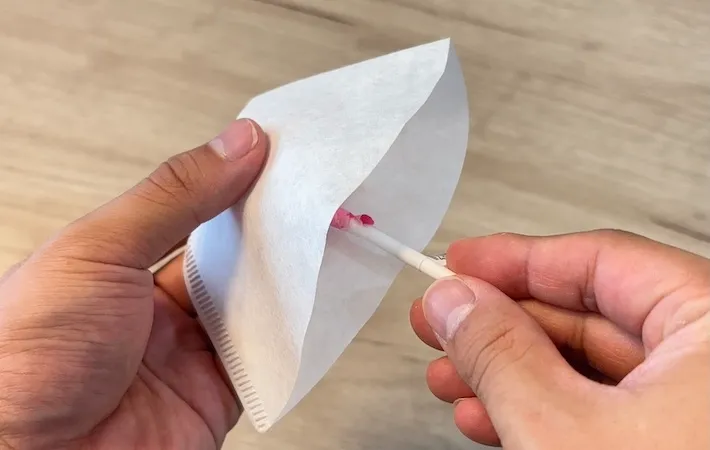 コーヒーフィルターをチュッパチャップスに被せている画像（撮影：キジカク）