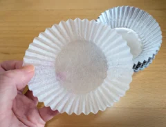 アルミカップの白い紙の画像（撮影：grapeライフハック編集部）
