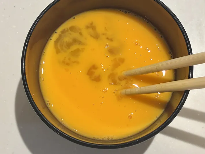 溶いた卵（撮影：grapeフード編集部）