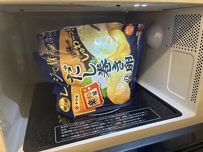 電子レンジに立てただし巻き卵の素（撮影：grapeフード編集部）