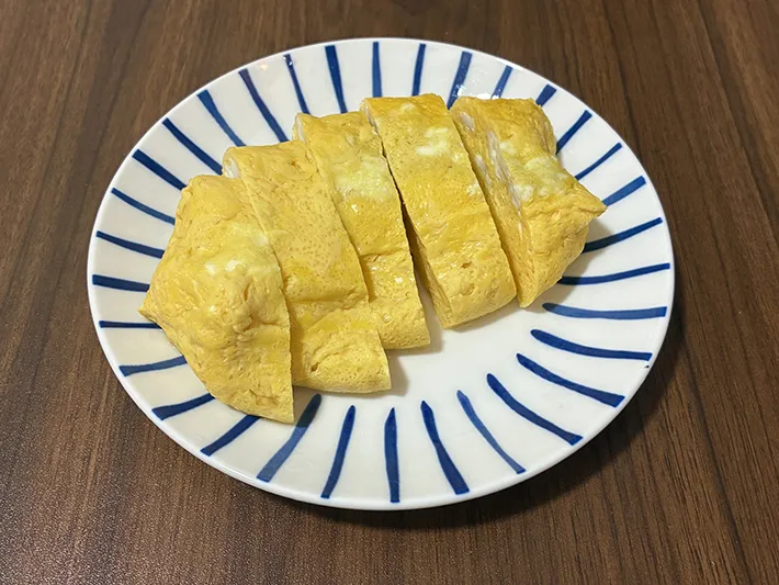 完成後に皿に盛りつけただし巻き卵（撮影：grapeフード編集部）