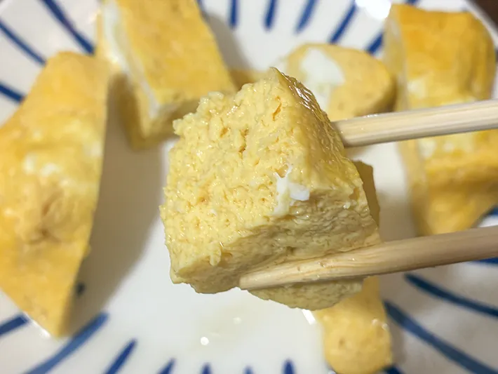 箸でつかんだだし巻き卵（撮影：grapeフード編集部）