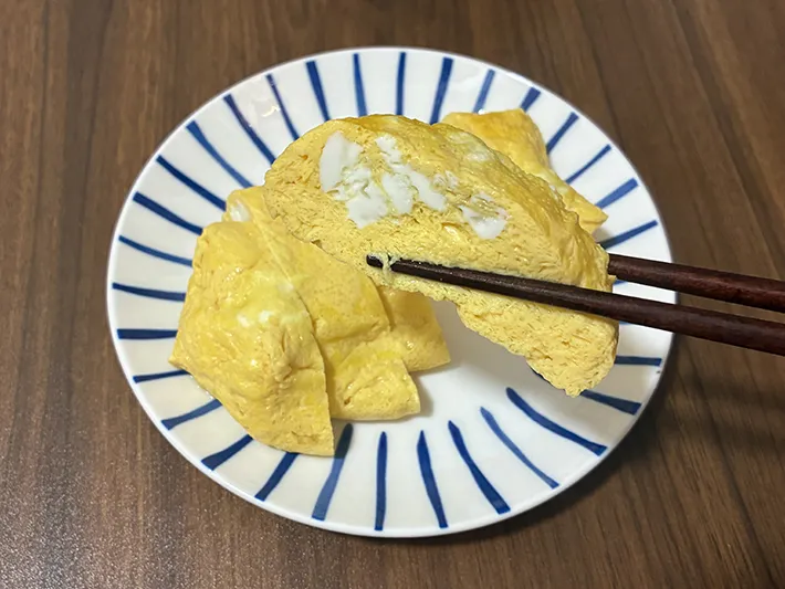 箸でつかんだだし巻き卵（撮影：grapeフード編集部）