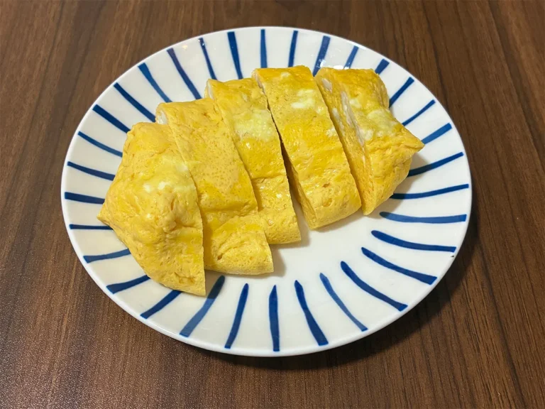 完成後に皿に盛りつけただし巻き卵(撮影:grapeフード編集部)