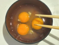 お椀に入れた卵（撮影：grapeフード編集部）
