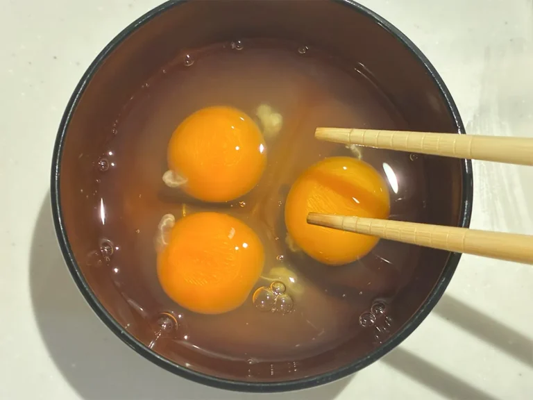 お椀に入れた卵(撮影:grapeフード編集部)