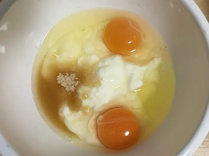 ボウルに卵、ヨーグルト、砂糖を入れた写真（撮影：grapeフード編集部）