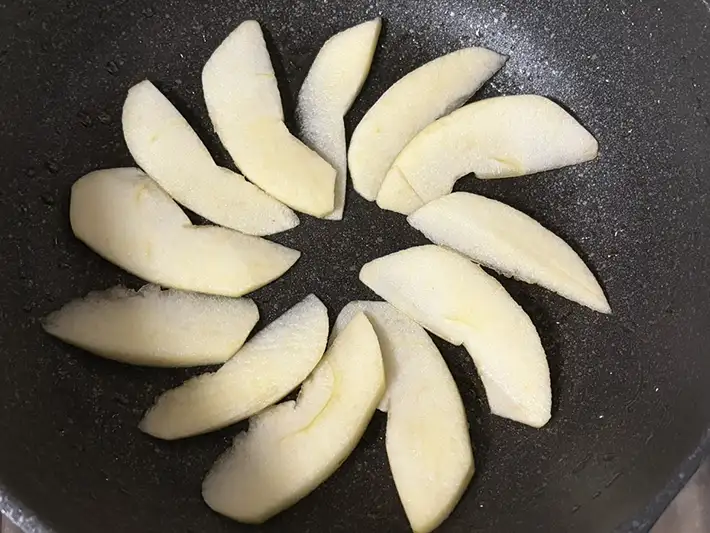 リンゴをフライパンに並べた写真（撮影：grapeフード編集部）