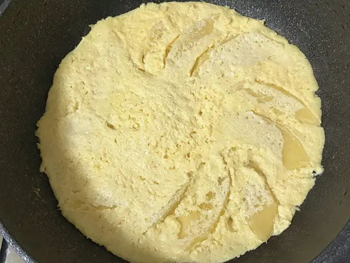 リンゴのオープンオムレツを焼く写真（撮影：grapeフード編集部）