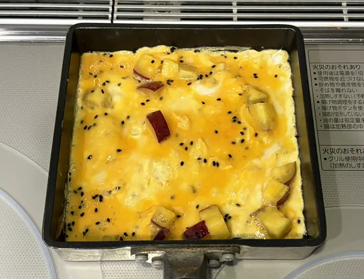 玉子焼きを焼いていく写真（撮影：grapeフード編集部）
