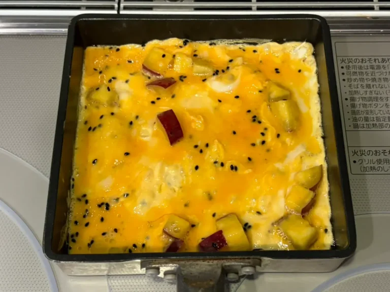 玉子焼きを焼いていく写真(撮影:grapeフード編集部)