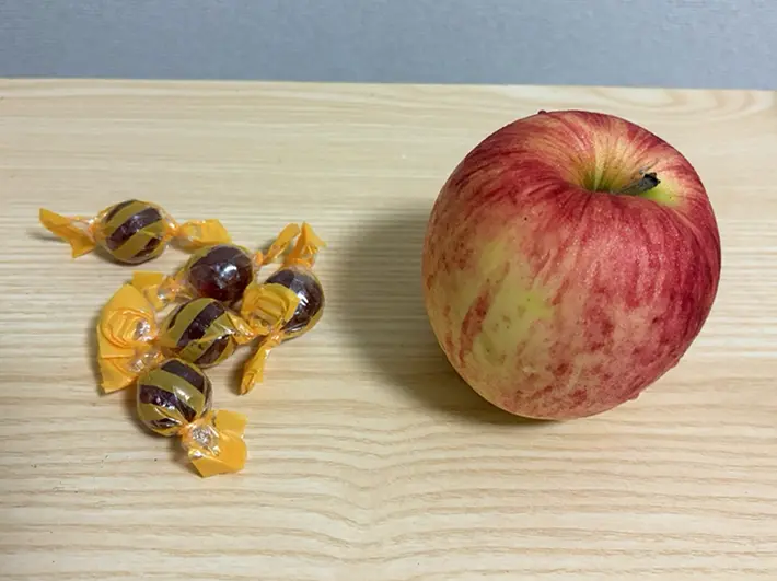 リンゴとカンロ飴の写真（撮影：grapeフード編集部）