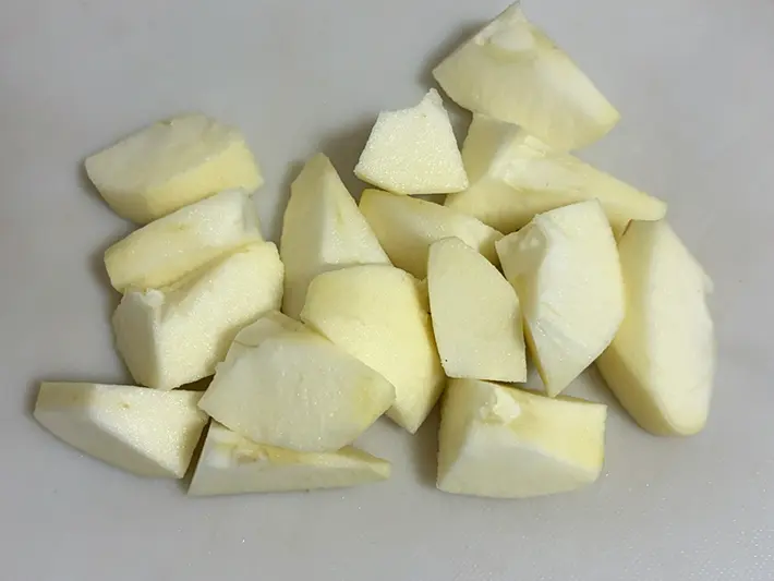 リンゴを一口大にカットした写真（撮影：grapeフード編集部）