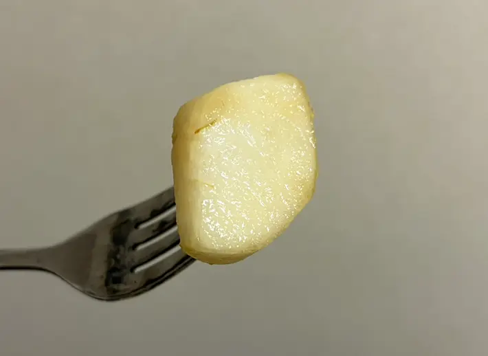 『カンロ飴』をからめたリンゴを食べる写真（撮影：grapeフード編集部）