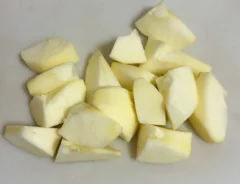 リンゴを一口大にカットした写真（撮影：grapeフード編集部）