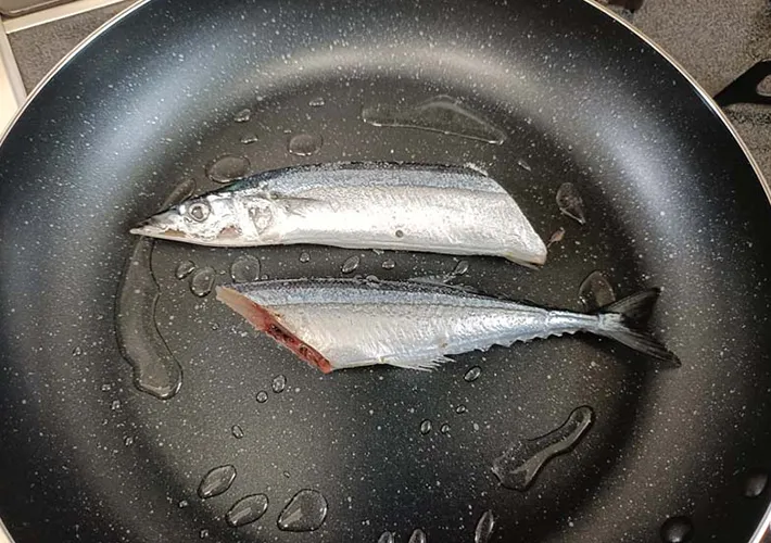 『サンマの塩焼き』を作る写真（撮影：デジタル・コンテンツ・パブリッシング）
