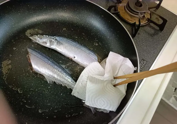 『サンマの塩焼き』を作る写真（撮影：デジタル・コンテンツ・パブリッシング）