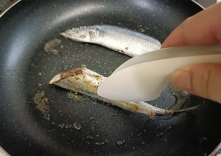 『サンマの塩焼き』を作る写真（撮影：デジタル・コンテンツ・パブリッシング）