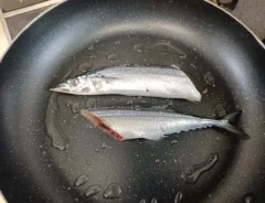『サンマの塩焼き』を作る写真（撮影：デジタル・コンテンツ・パブリッシング）