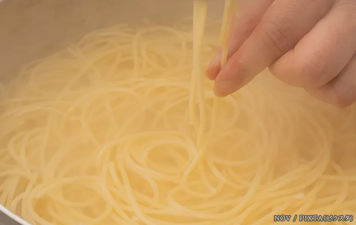 パスタをゆでる写真