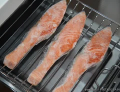 冷凍の魚を焼く写真