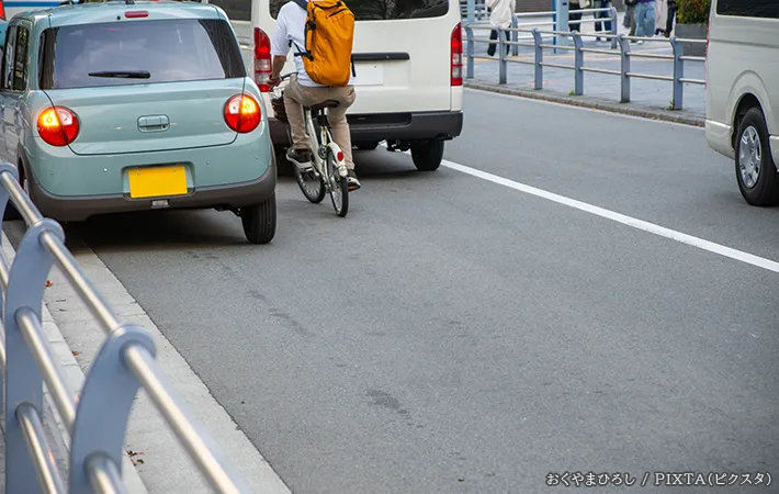 道路を走行する自転車の写真