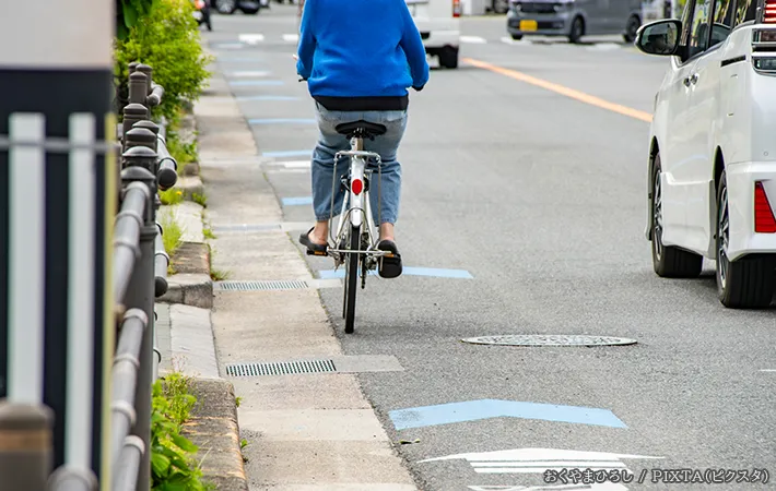 道路を走行する自転車の写真