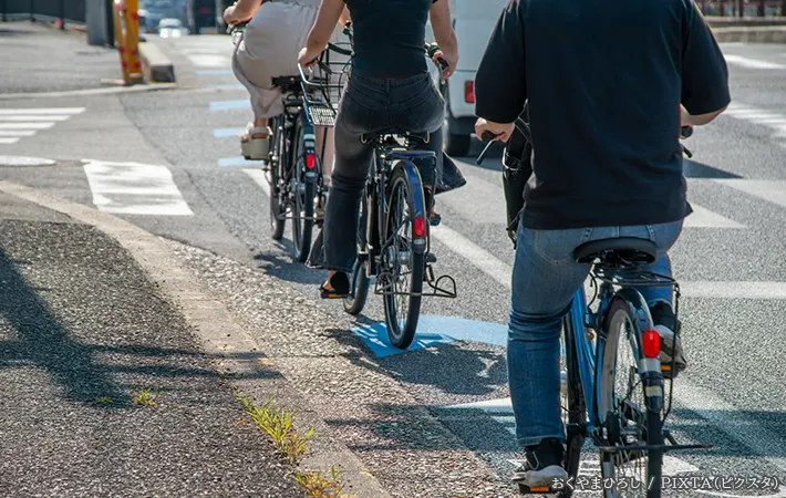 道路を走行する自転車の写真